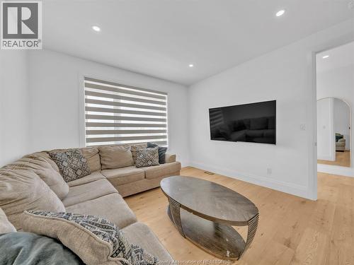 3684 Sutton Avenue, Windsor, ON - Indoor Photo Showing Living Room