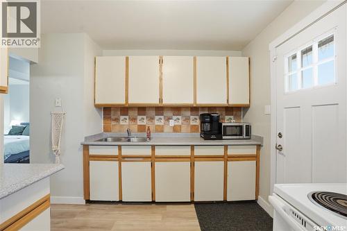 437 W Avenue N, Saskatoon, SK - Indoor Photo Showing Kitchen With Double Sink