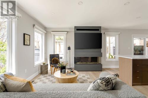 1463 Daventry Court, Mississauga, ON - Indoor Photo Showing Living Room