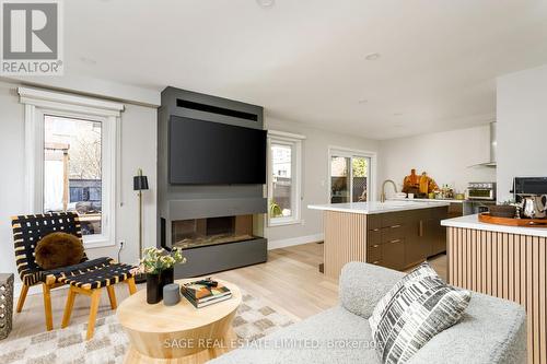 1463 Daventry Court, Mississauga, ON - Indoor Photo Showing Living Room