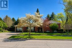 2 LISBURN CRESCENT Toronto, ON M2J 2Z5