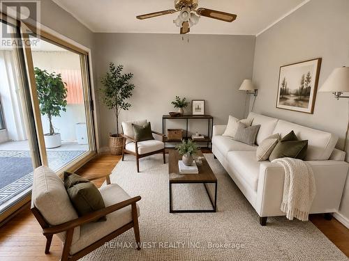 2 Lisburn Crescent, Toronto, ON - Indoor Photo Showing Living Room