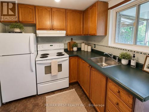 2 Lisburn Crescent, Toronto, ON - Indoor Photo Showing Kitchen