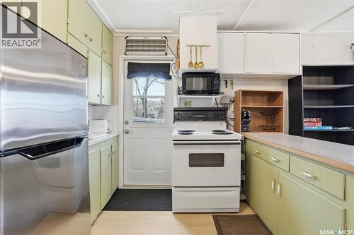 228A Green Avenue, Regina Beach, SK - Indoor Photo Showing Kitchen