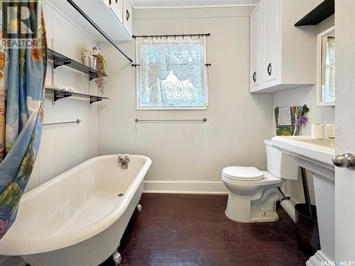 405 Railway Avenue, Cut Knife, SK - Indoor Photo Showing Bathroom