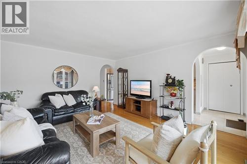 31 Summercrest Drive, Hamilton, ON - Indoor Photo Showing Living Room