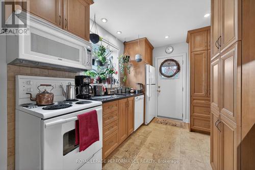 176 Compton Avenue, Ottawa, ON - Indoor Photo Showing Kitchen