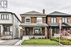31 LESMOUNT AVENUE  Toronto, ON M4J 3V5