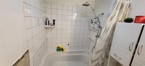 2 Westwood Bay, Brandon, MB - Indoor Photo Showing Bathroom