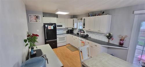 2 Westwood Bay, Brandon, MB - Indoor Photo Showing Kitchen