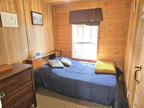 2nd Bedroom - 32 Elm Crescent, Bifrost Rm, MB - Indoor Photo Showing Bedroom