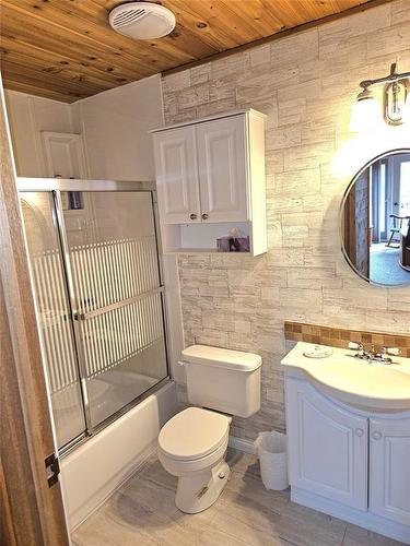 32 Elm Crescent, Bifrost Rm, MB - Indoor Photo Showing Bathroom