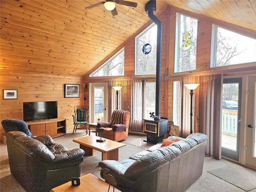 32 Elm Crescent, Bifrost Rm, MB - Indoor Photo Showing Living Room With Fireplace