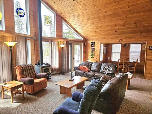 32 Elm Crescent, Bifrost Rm, MB - Indoor Photo Showing Living Room