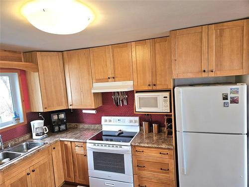 32 Elm Crescent, Bifrost Rm, MB - Indoor Photo Showing Kitchen With Double Sink