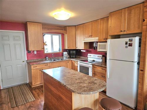 32 Elm Crescent, Bifrost Rm, MB - Indoor Photo Showing Kitchen With Double Sink