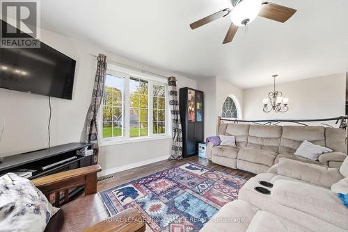 144 Centre Street, Deseronto (Deseronto (Town)), ON - Indoor Photo Showing Living Room