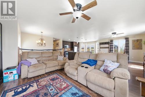 144 Centre Street, Deseronto (Deseronto (Town)), ON - Indoor Photo Showing Living Room