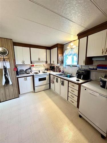 103 Manson Street, Mcauley, MB - Indoor Photo Showing Kitchen