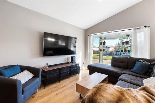 281 Springfield Road, Winnipeg, MB - Indoor Photo Showing Living Room