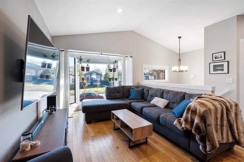 281 Springfield Road, Winnipeg, MB - Indoor Photo Showing Living Room