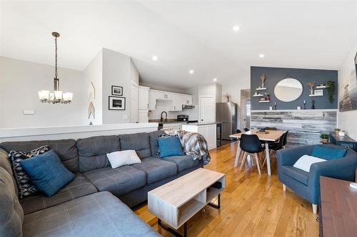 281 Springfield Road, Winnipeg, MB - Indoor Photo Showing Living Room