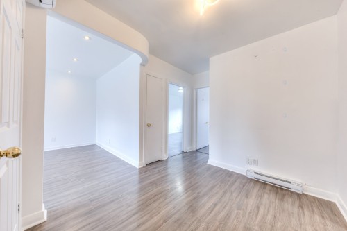Mud Room - 1067 Rue Marlatt, Montréal (Saint-Laurent), QC - Indoor Photo Showing Other Room