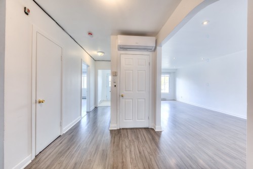 Mud Room - 1067 Rue Marlatt, Montréal (Saint-Laurent), QC - Indoor Photo Showing Other Room