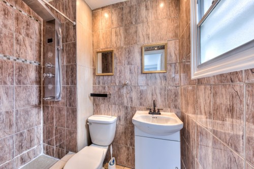 Master Bathroom - 1067 Rue Marlatt, Montréal (Saint-Laurent), QC - Indoor Photo Showing Bathroom