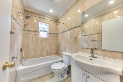 Bathroom - 1067 Rue Marlatt, Montréal (Saint-Laurent), QC - Indoor Photo Showing Bathroom
