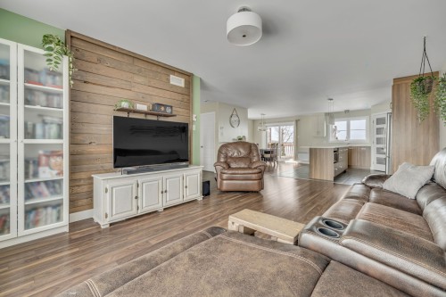 Salon - 431 Rue Des Mésanges, Saint-Isidore, QC - Indoor Photo Showing Living Room