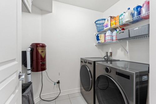 Salle de lavage - 589 Rue De Pompadour, Mascouche, QC - Indoor Photo Showing Laundry Room