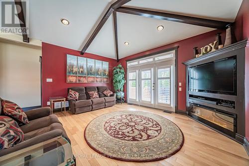 11 - 5595 Drummond Road, Niagara Falls, ON - Indoor Photo Showing Living Room