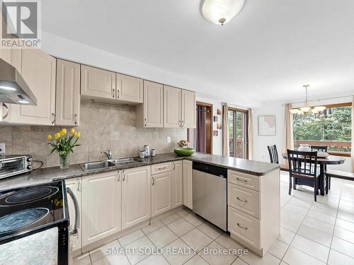 14 Marchwood Crescent, Richmond Hill, ON - Indoor Photo Showing Kitchen With Double Sink
