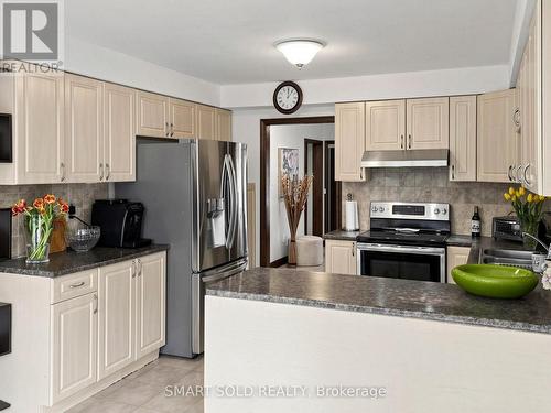 14 Marchwood Crescent, Richmond Hill, ON - Indoor Photo Showing Kitchen