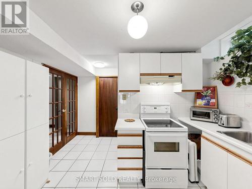 14 Marchwood Crescent, Richmond Hill, ON - Indoor Photo Showing Kitchen
