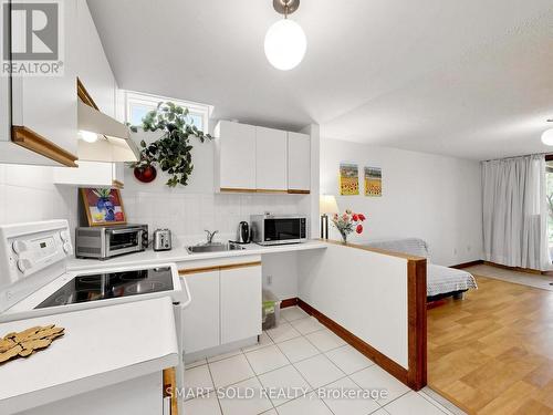 14 Marchwood Crescent, Richmond Hill, ON - Indoor Photo Showing Kitchen