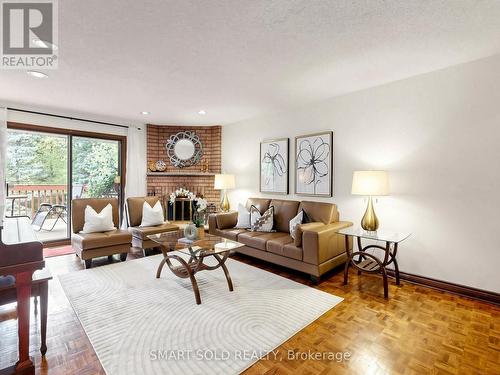 14 Marchwood Crescent, Richmond Hill, ON - Indoor Photo Showing Living Room