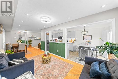 5727 Keldrew Avenue, Mississauga, ON - Indoor Photo Showing Living Room