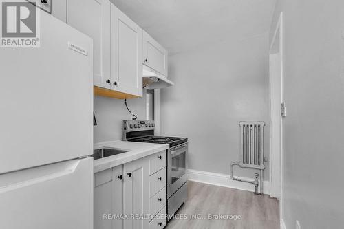 8 - 5 Fairholt Road N, Hamilton, ON - Indoor Photo Showing Kitchen