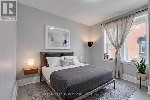 8 - 5 Fairholt Road N, Hamilton, ON - Indoor Photo Showing Bedroom