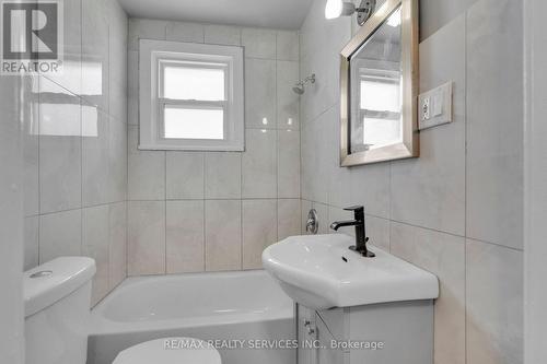 8 - 5 Fairholt Road N, Hamilton, ON - Indoor Photo Showing Bathroom