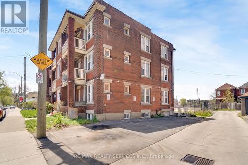 8 - 5 Fairholt Road N, Hamilton, ON - Outdoor