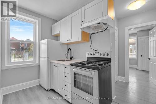 8 - 5 Fairholt Road N, Hamilton, ON - Indoor Photo Showing Kitchen