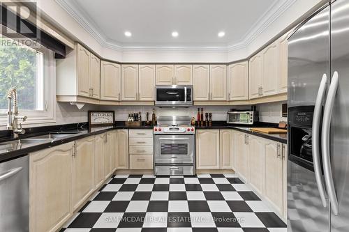 5465 Shorecrest Crescent, Mississauga, ON - Indoor Photo Showing Kitchen With Stainless Steel Kitchen With Double Sink