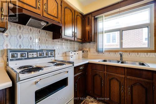 1571 Corkstone Glade, Mississauga, ON - Indoor Photo Showing Kitchen With Double Sink