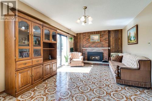 1571 Corkstone Glade, Mississauga, ON - Indoor Photo Showing Living Room With Fireplace