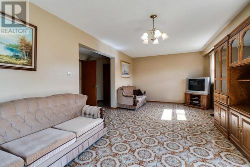 1571 Corkstone Glade, Mississauga, ON - Indoor Photo Showing Living Room