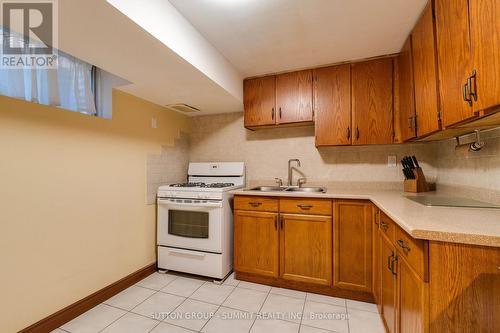 1571 Corkstone Glade, Mississauga, ON - Indoor Photo Showing Kitchen With Double Sink