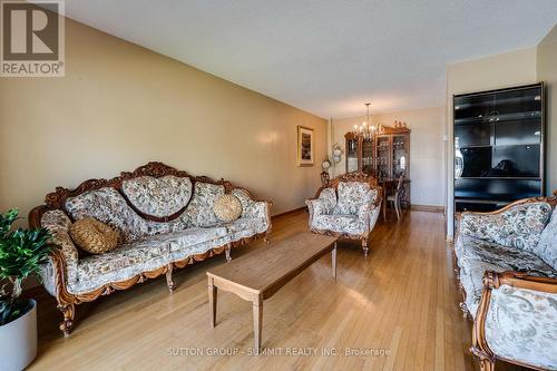 1571 Corkstone Glade, Mississauga, ON - Indoor Photo Showing Living Room